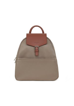 Zaino in tessuto beige con flap e manico in pelle marrone. Presenta una fibbia argentata e una tasca frontale. Design semplice e strutturato.
