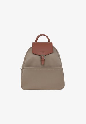Sac à dos en tissu beige avec un rabat et une poignée en cuir marron. Dispose d'une boucle en argent et d'une poche avant. Design simple et structuré.