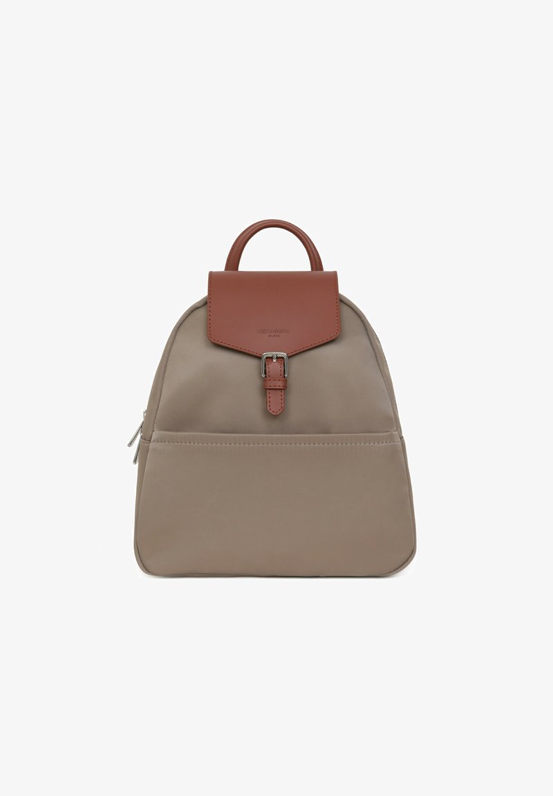 Zaino in tessuto beige con flap e manico in pelle marrone. Presenta una fibbia argentata e una tasca frontale. Design semplice e strutturato.