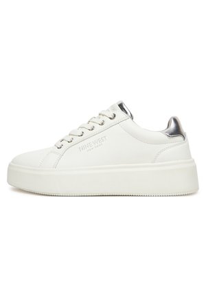 Biały niski sneaker z grubą podeszwą, srebrnym detalem na pięcie, sznurowany z przodu i z wytłoczonym logo "Nine West New York" po boku.