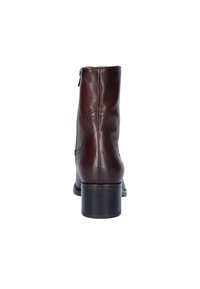 Bordeauxleren enkelboot met een vierkante hak. Heeft een rits aan de zijkant, een gladde textuur en subtiele stiksels.