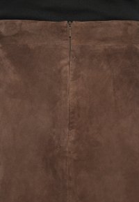 Brun semsket blyantskjørt med en jevn tekstur, med glidelås bak og et enkelt, tettsittende design.