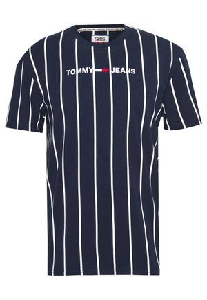 Granatowa koszulka z krótkim rękawem z białymi pionowymi paskami oraz logo „Tommy Jeans” z flagą w kolorach czerwonym, białym i niebieskim na środku klatki piersiowej.