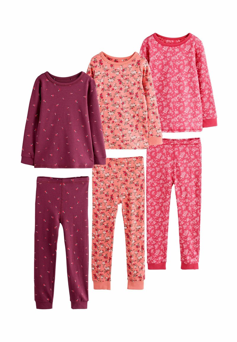 Set de șase pijamale din bumbac în diferite nuanțe de roz și violet, cu modele florale, mâneci lungi și pantaloni adaptați corespunzători.