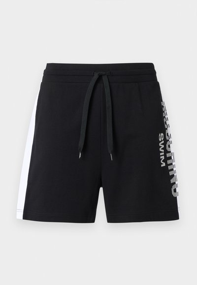 Μαύρα μαγιό σορτς με λευκές πλαϊνές ρίγες, ρυθμιζόμενη ελαστική μέση με κορδόνι και την επιγραφή "Chill Swim" κατακόρυφα στο δεξί πόδι.