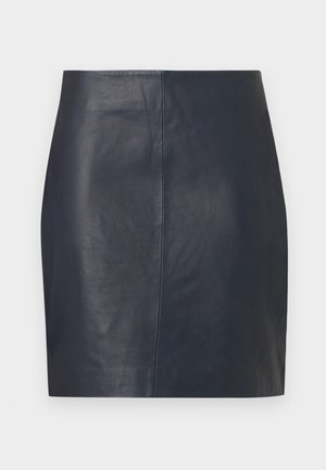 Minissaia preta de couro com cintura alta, corte reto e detalhe de costura central, sobre fundo branco liso.