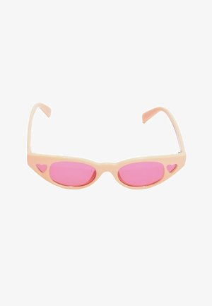 Gafas de sol en forma de corazón de color rosa, con un armazón de plástico rosa claro y lentes tintados rosas, que presentan pequeños corazones en los bordes exteriores.