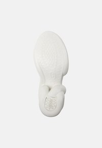 Valkoinen kengänpohja, jossa on teksturoitu ja kuvioitu pinta pitoa varten. Muotoilu sisältää pyöristetyn rakenteen, jossa on sileät reunat.