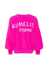 Flauschiger, leuchtend pinker Pullover mit einem verkürzten Design und puffigen Ärmeln. Mit weißer Schrift auf dem Rücken, die "RUMELIS STUDIO" liest.