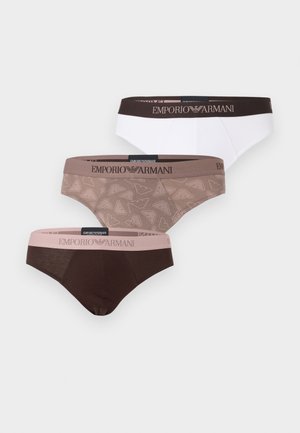 Tři pánské slipy Emporio Armani v bílé, hnědé s logem a tmavě hnědé s pásky s logem, zobrazené na světlém pozadí.