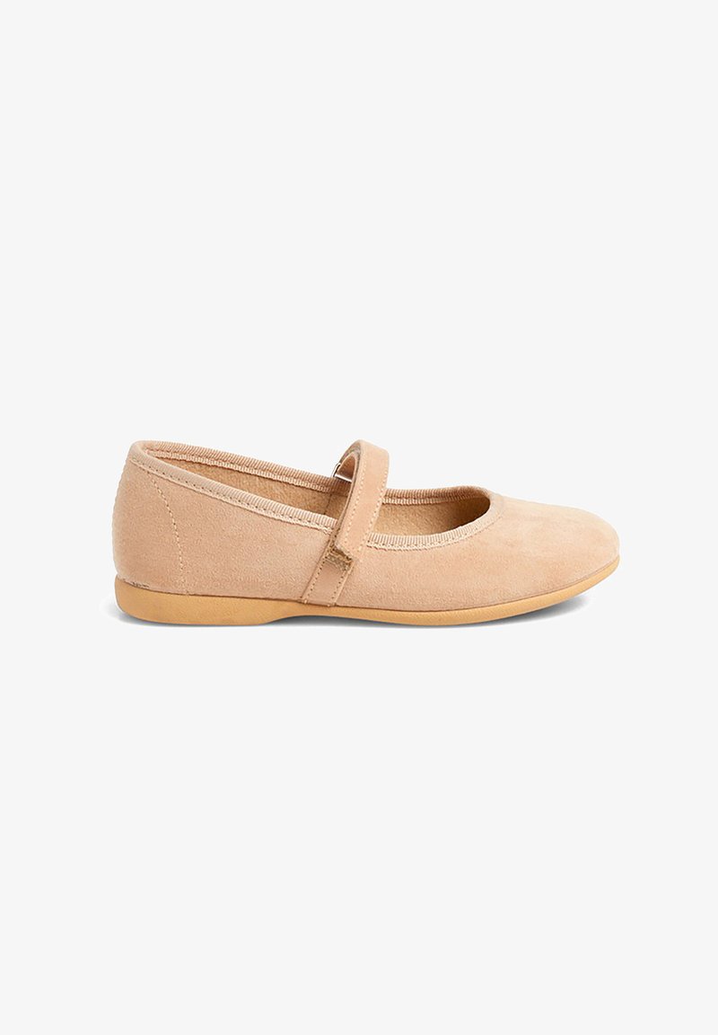 Ballerines Mary Jane en suède beige clair avec un bout rond, semelle en caoutchouc plate et sangle ajustable sur le cou-de-pied. Texture douce et lisse.
