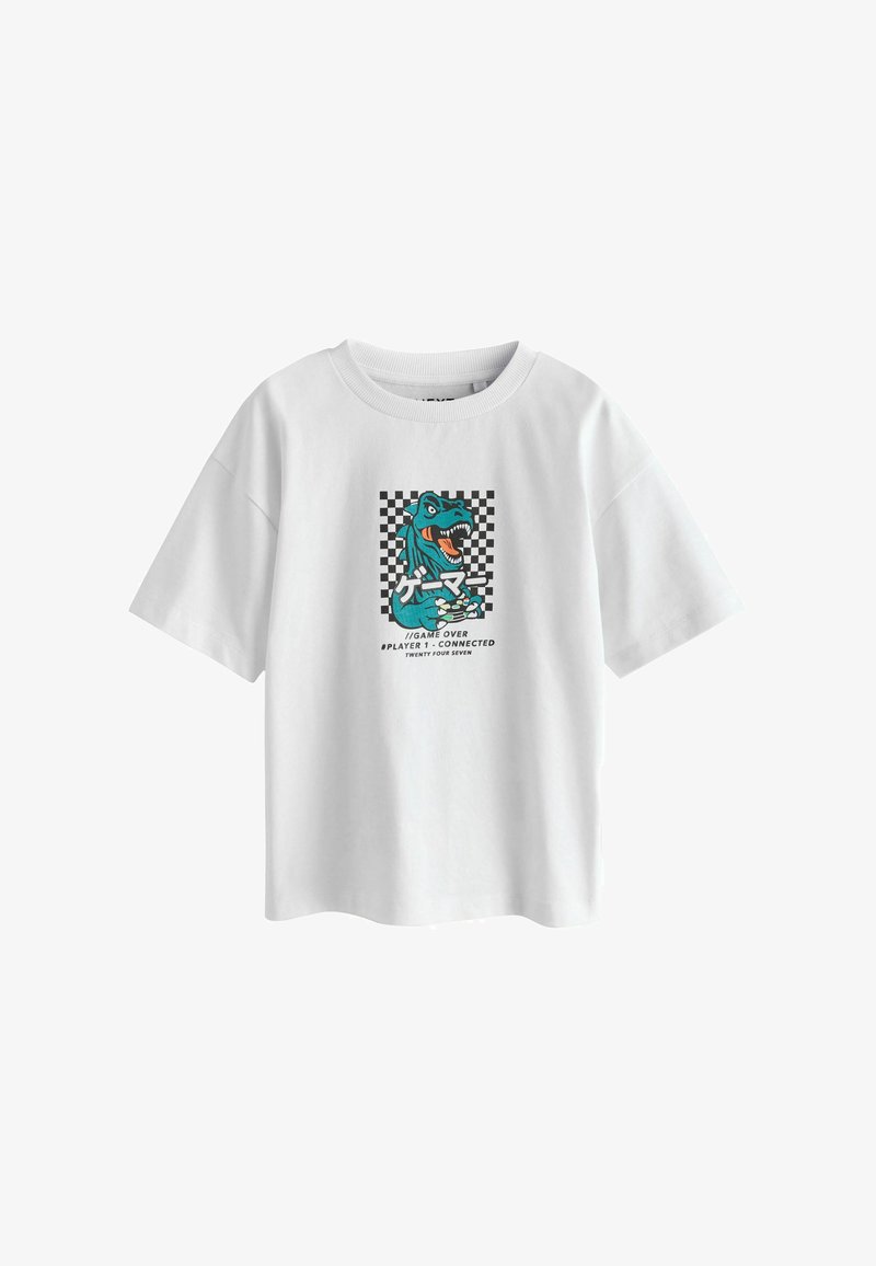 T-shirt blanc à manches courtes avec un graphisme d’un dinosaure bleu sarcelle tenant une manette de jeu, fond à carreaux noir et blanc et texte lié aux jeux vidéo.