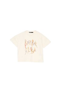 T-shirt w kolorze kremowym, wykonany z bawełny, z krótkimi rękawami, z kolorowym, stylizowanym tekstem w różnych czcionkach na przodzie.