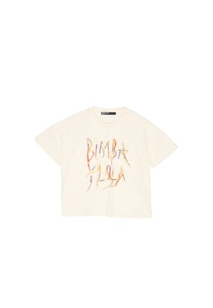 Crème-kleurige katoenen t-shirt met korte mouwen, voorzien van kleurrijke, gestileerde tekst in verschillende lettertypes over de voorkant.