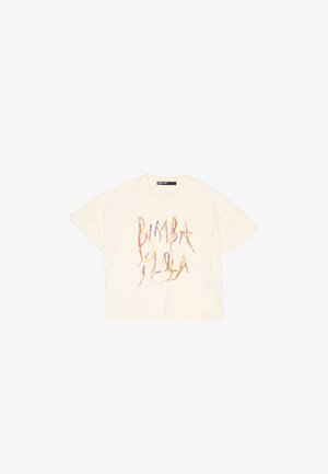 Kreminkrāsas kokvilnas T-kreklā ar īsām piedurknēm, kas rotāts ar krāsainiem, stilizētiem tekstiem dažādās fontu stilā uz priekšpuses.