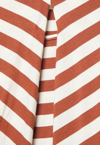 Tecido riscado com linhas horizontais alternadas em ferrugem e branco; textura suave e material leve; apresenta um decote em V.