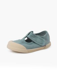 Blaue Leinenschuh mit Mary Jane-Stil, abgerundeter Spitze, strukturiertem Gummisohle und einem Klettverschluss für sicheren Halt. Mit einem Ausschnitt-Detail.
