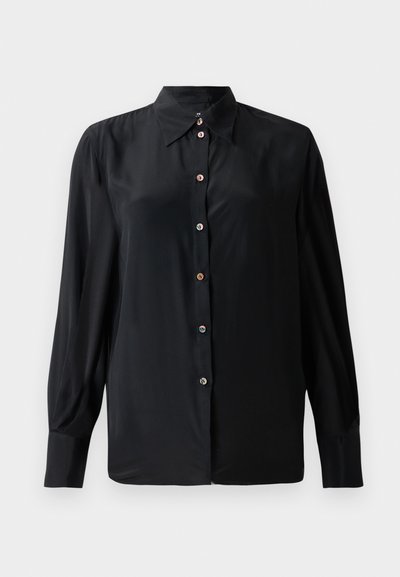 Camisa preta de mangas longas feita de um tecido suave, com um colarinho clássico e uma frente com botões decorativos. Sem padrões visíveis.