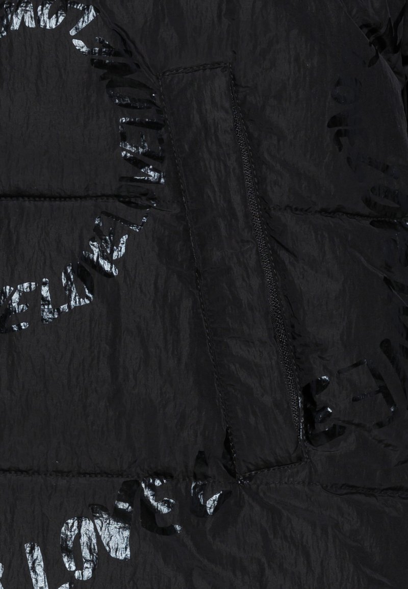 Czarna kurtka puchowa z teksturowanym wykończeniem i błyszczącymi akcentami. Posiada kieszeń oraz okrągłe litery nadrukowane w błyszczącym materiale.