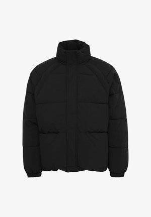 Črna napihnjena jakna z visokim ovratnikom, z odebeljenimi deli, elastičnimi manšetami, sprednjim zadrgo ter kvadratno silhueto.