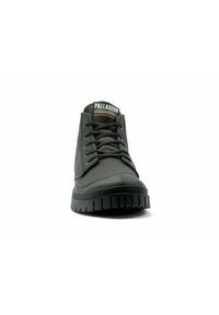 Chaussure haute imperméable noire avec tige en tissu texturé, embout en caoutchouc et semelle épaisse à motif. Elle possède six œillets et une languette avec logo.