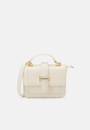 Petit sac à main couleur crème avec poignée supérieure, bandoulière réglable, motif texturé et fermoir rectangulaire doré sur le rabat avant.