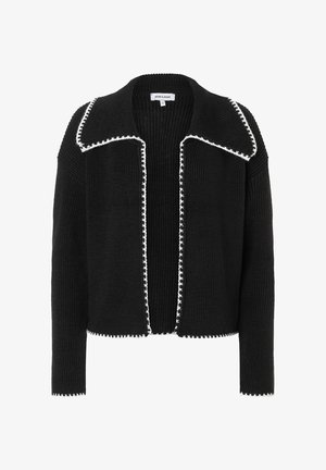 Schwarze Strickjacke mit weitem Kragen, offenem Vorderteil und kontrastierendem weißen Besatz an Kanten und Nähten. Lange Ärmel.