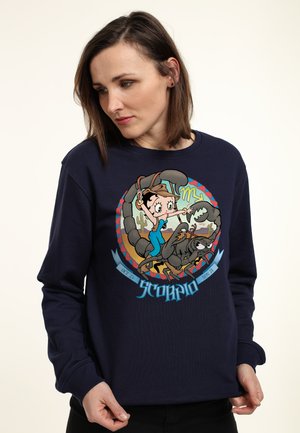 Marineblå sweatshirt med et grafisk print af en tegneseriefigur med en skorpion, omkranset af farverige mønstre og tekst forneden.