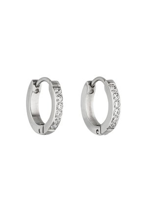 Silberne Creolen mit polierter Metalloberfläche, verziert mit klaren Kristallen auf einer Seite für zusätzliche Details. Geschlossenes Scharnierdesign.