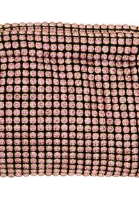 Fekete szövet alapú clutch táska, rózsaszín strasszkövekkel díszítve. Lekerekített téglalap alakú, struktúrált textúrával és arany díszítéssel.