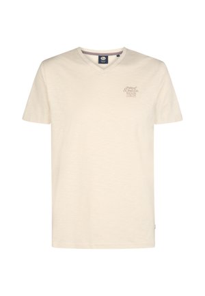 T-shirt à manches courtes de couleur crème avec un col en V, présentant une impression subtile sur le côté gauche de la poitrine et un tissu texturé.