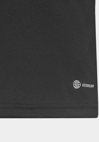 Černé sportovní tričko s hladkým povrchem, s bílým logem "AEROREADY" a designem Země blízko lemu. Jednoduchý a funkční design.