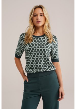 Korte mouw groene gebreide trui met een diamanten patroon in lichtgroen. Heeft een geribbelde halslijn en zoom, gladde textuur.