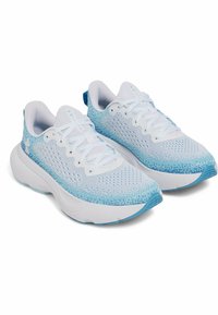 Scarpe atletiche leggere in rete bianca con accenti blu sfumati. Caratteristiche includono una suola spessa e imbottita e chiusura con lacci.