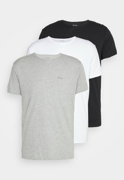 Tres camisetas de cuello redondo en gris, blanco y negro, hechas de algodón. Cada una tiene mangas cortas y un pequeño logo en el pecho.