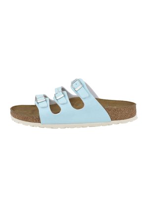 Jasnoniebieska klapka z trzema regulowanymi srebrnymi klamrami, korkową wkładką i białą, fakturowaną podeszwą.