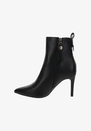 Stivale alla caviglia in pelle nera con punta appuntita, tacco alto e sottile, e zip laterale. Presenta un piccolo inserto sul retro. Textura liscia.