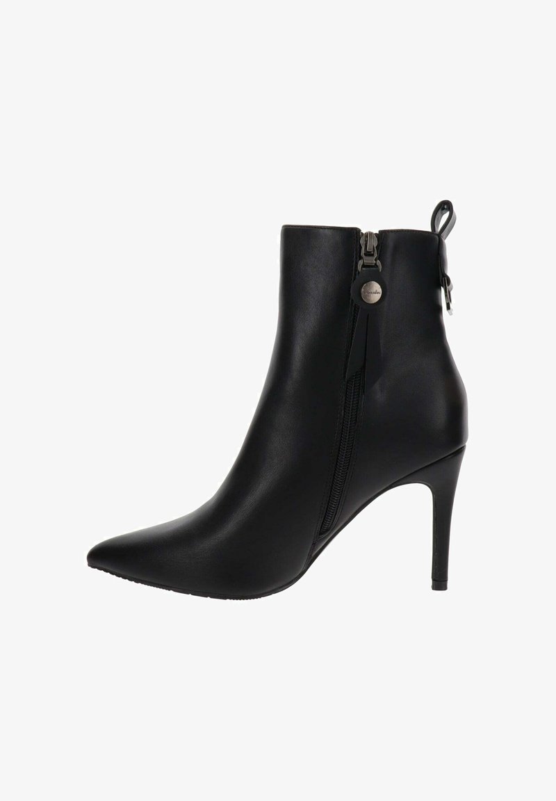 Czarne skórzane botki za kostkę z wąskim wysokim obcasem, spiczastym noskiem i bocznym zamkiem błyskawicznym. Posiadają małą pętelkę z tyłu. Gładka faktura.