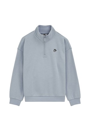 Hellblauer Pullover mit Viertelreißverschluss, gerippten Bündchen und Saum sowie einem kleinen, gestickten schwarz-weißen Logo auf der linken Brust.