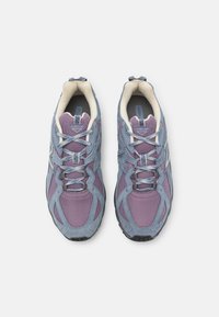 Sneakers da uomo in azzurro chiaro e lavanda, con materiali in mesh e camoscio, design a strati, punta tonda e lacci a contrasto.