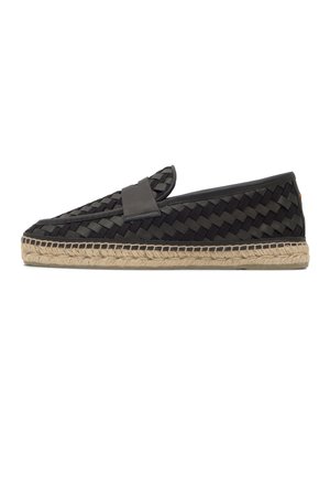 Zapato de piel negra tejido tipo mocasín con suela de yute trenzado y una correa ancha en la parte superior, mostrado de perfil sobre un fondo blanco.