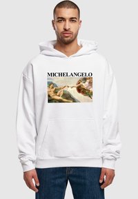 Weißer Hoodie mit einer vorderen Kängurutasche und bedruckter Grafik mit dem Text "MICHELANGELO" über einer Darstellung eines klassischen Freskos.