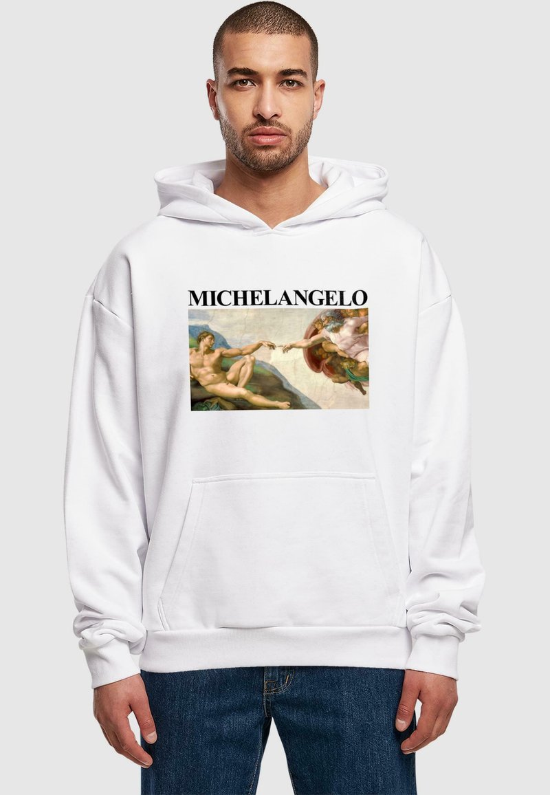 Weißer Hoodie mit einer vorderen Kängurutasche und bedruckter Grafik mit dem Text "MICHELANGELO" über einer Darstellung eines klassischen Freskos.
