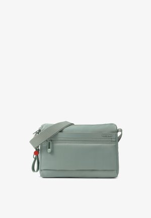 Lysegrøn crossbody taske med justerbar rem, forreste lomme med lynlås og lille metallogo på frontpanelet.