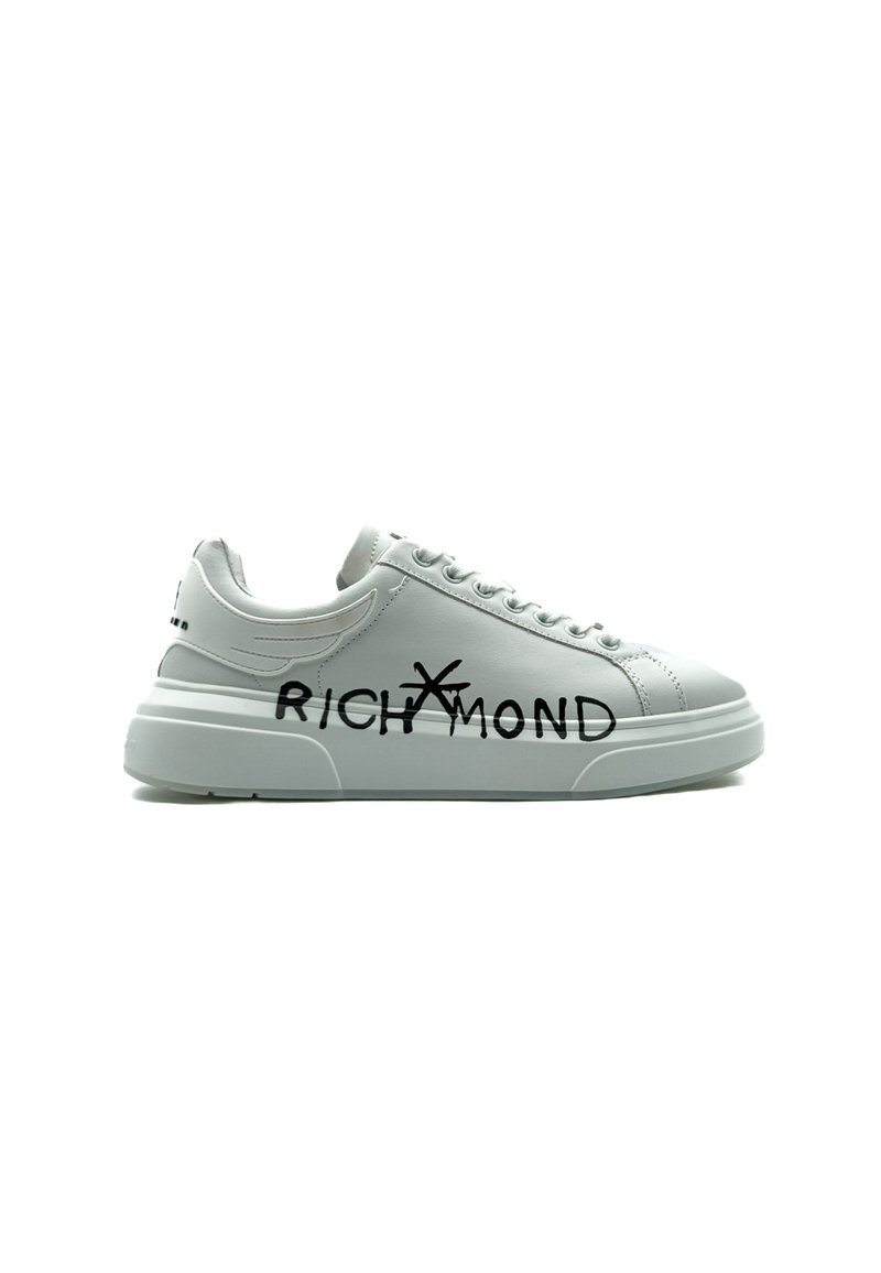Sneaker bianca in pelle con una suola in gomma spessa, punta rotonda, design con lacci e "RICHMOND" stampato in nero in evidenza sul lato.