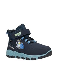 Granatowe buty turystyczne dla dzieci z teksturowaną cholewką, siateczkowym wykończeniem, regulowanym paskiem na rzep oraz jasnoniebieską gumową podeszwą. Zawierają wzór z postaciami.