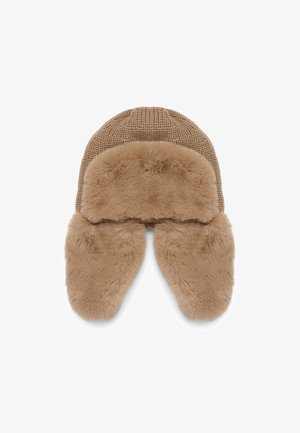 Cappello marrone lavorato a maglia con un morbido rivestimento in pelliccia sintetica e stringhe che somigliano a paraorecchie, caratterizzato da una superficie texturizzata e una forma arrotondata.
