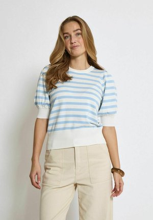 Maglione a maniche corte a righe blu chiaro e bianche con scollatura rotonda a coste e orlo, abbinato a pantaloni beige a vita alta.