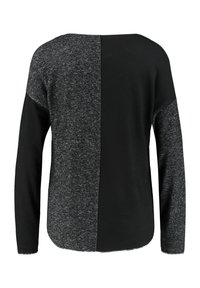 Jersey de pullover bicolor en negro y gris con mangas largas, que presenta un tejido texturizado en un lado y un material suave en el otro.
