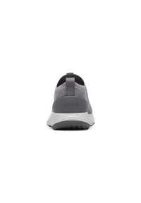 Sneaker grigio con una parte superiore morbida e testurizzata, una soletta bianca imbottita e un tallone grigio sagomato con il nome del marchio.